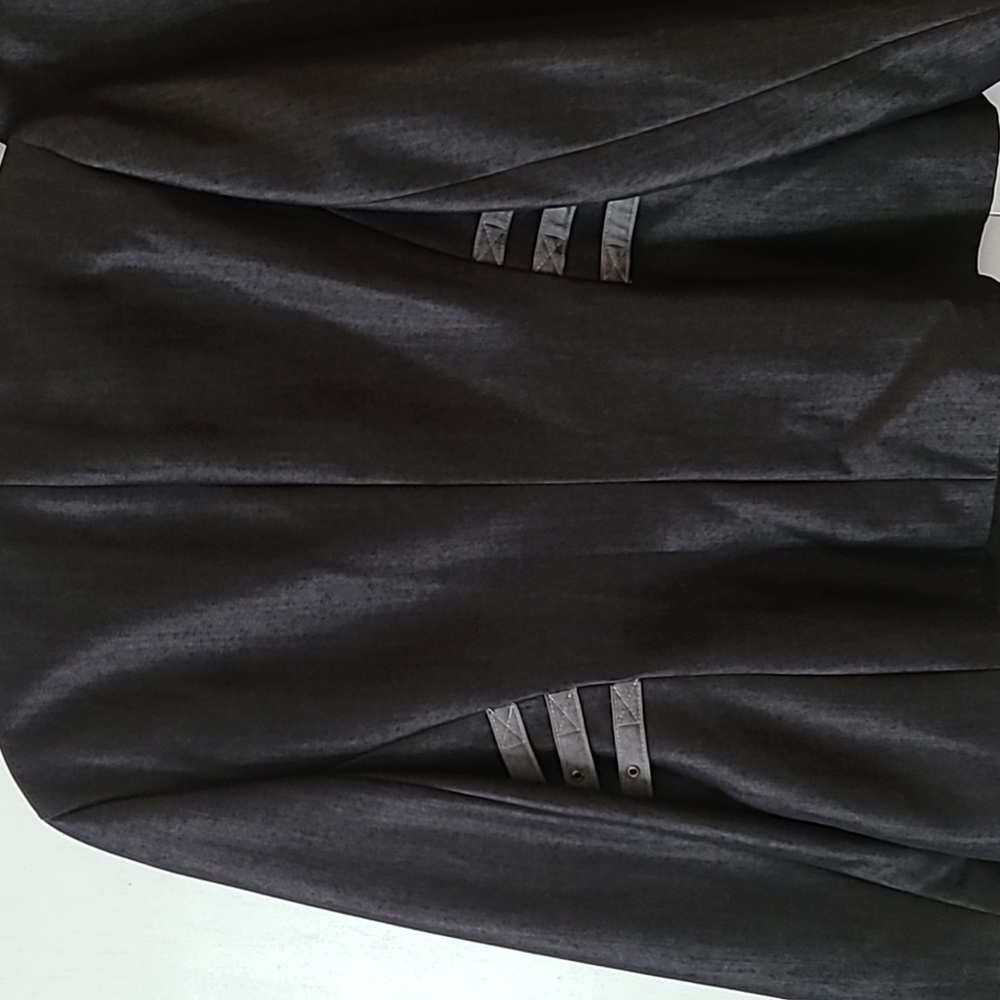 Suit - Picture 4 of 7
